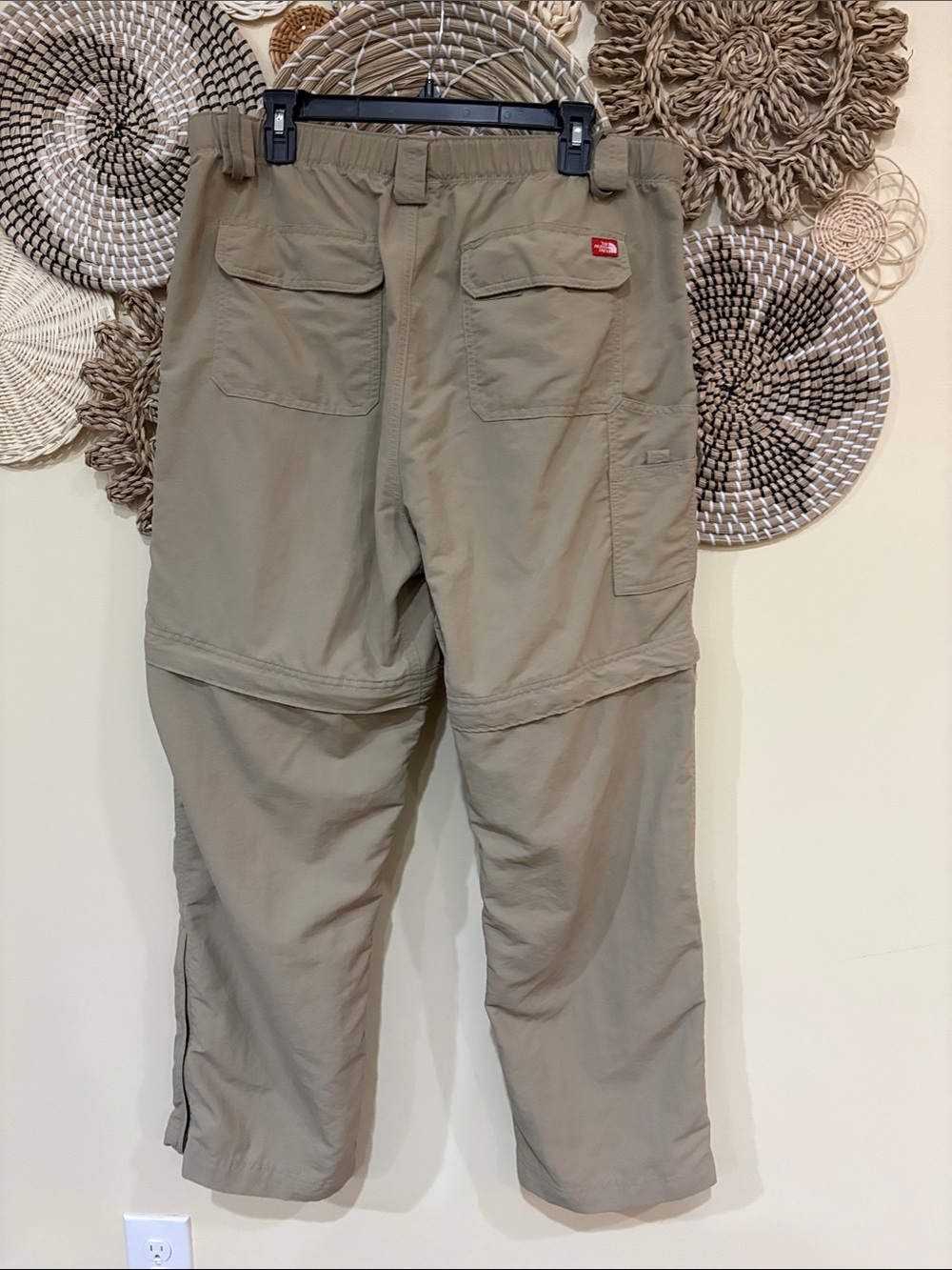 Men's North Face hiking pants tan. Convertible. Large short 29” inseam - Picture 10 of 13
